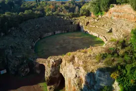 Wanderung auf der Via Francigena: Blick auf das in Fels gehauene, antike Amphitheater von Sutri in Latium.