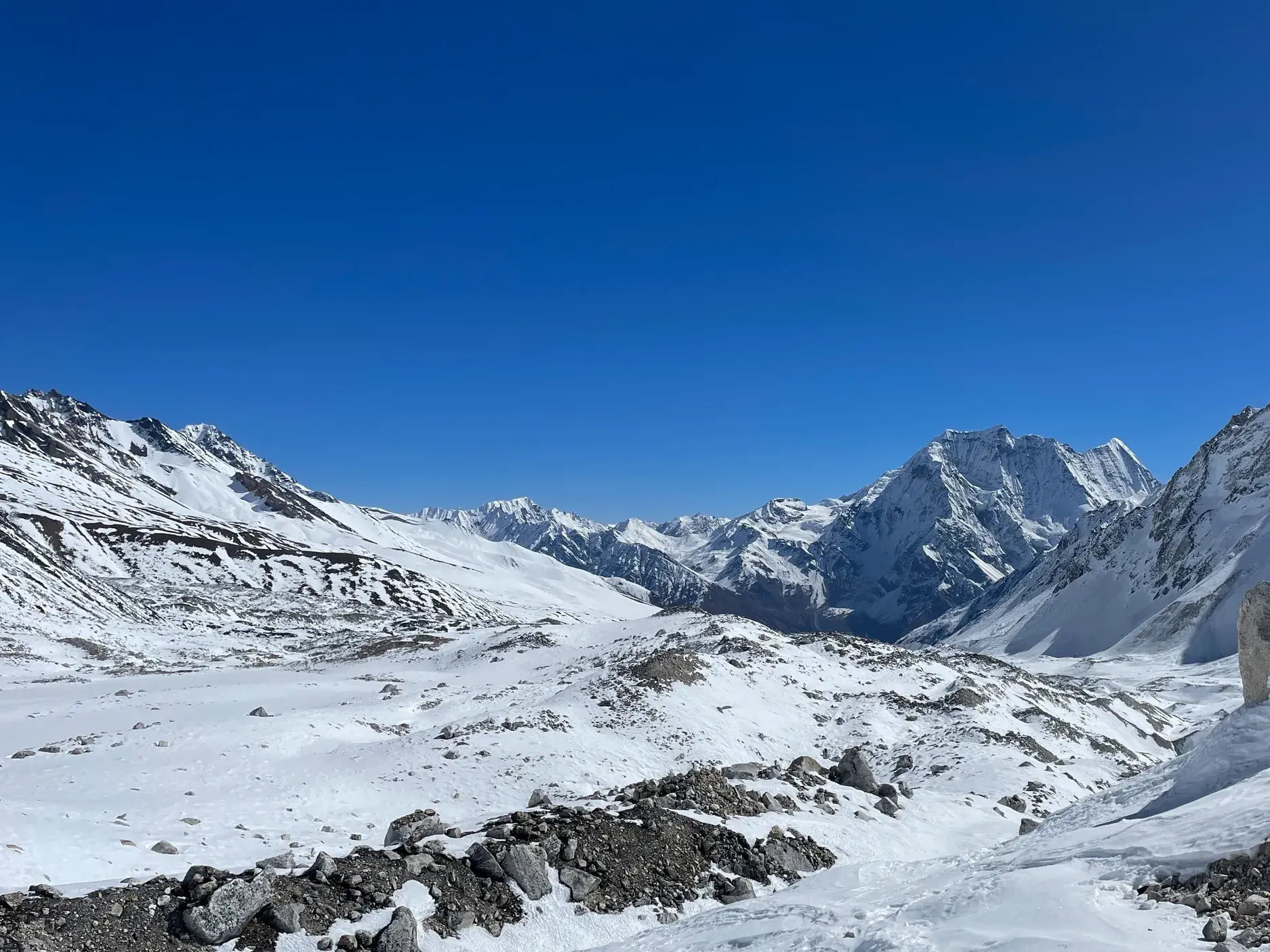 Grandioser Panoramablick vom Larkya La Pass auf die schneebedeckte Bergwelt des Manaslu Himal in Nepal.