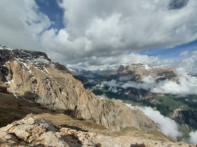 Aussicht beim Trekking um den Berg Shahdag: Schneebedeckte Gipfel des Großen Kaukasus ragen über Tälern in Aserbaidschan.