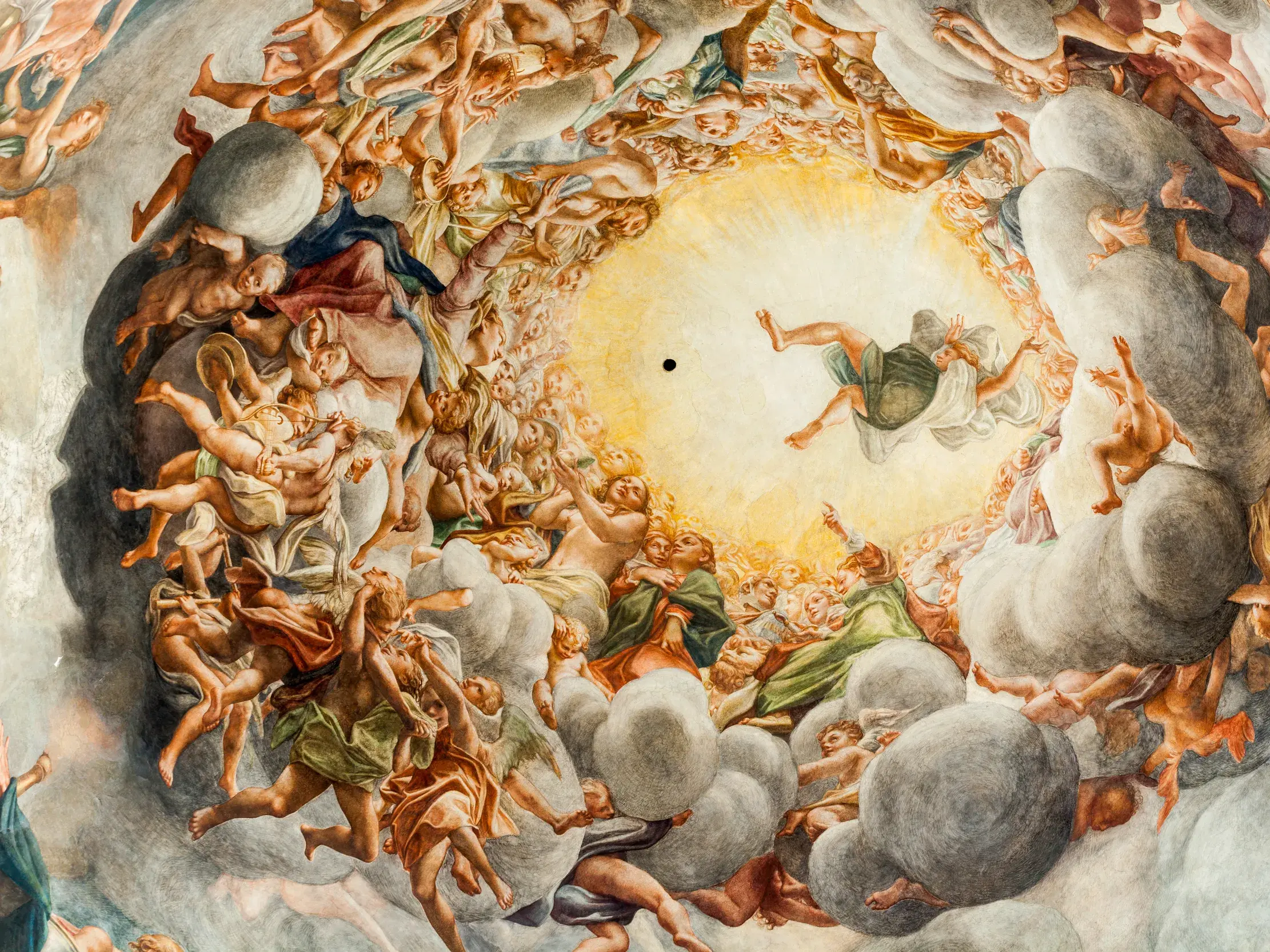 Die berühmte Illusionsmalerei von Künstler Correggio in der Kuppel des Doms von Parma zeigt die Himmelfahrt Mariens.