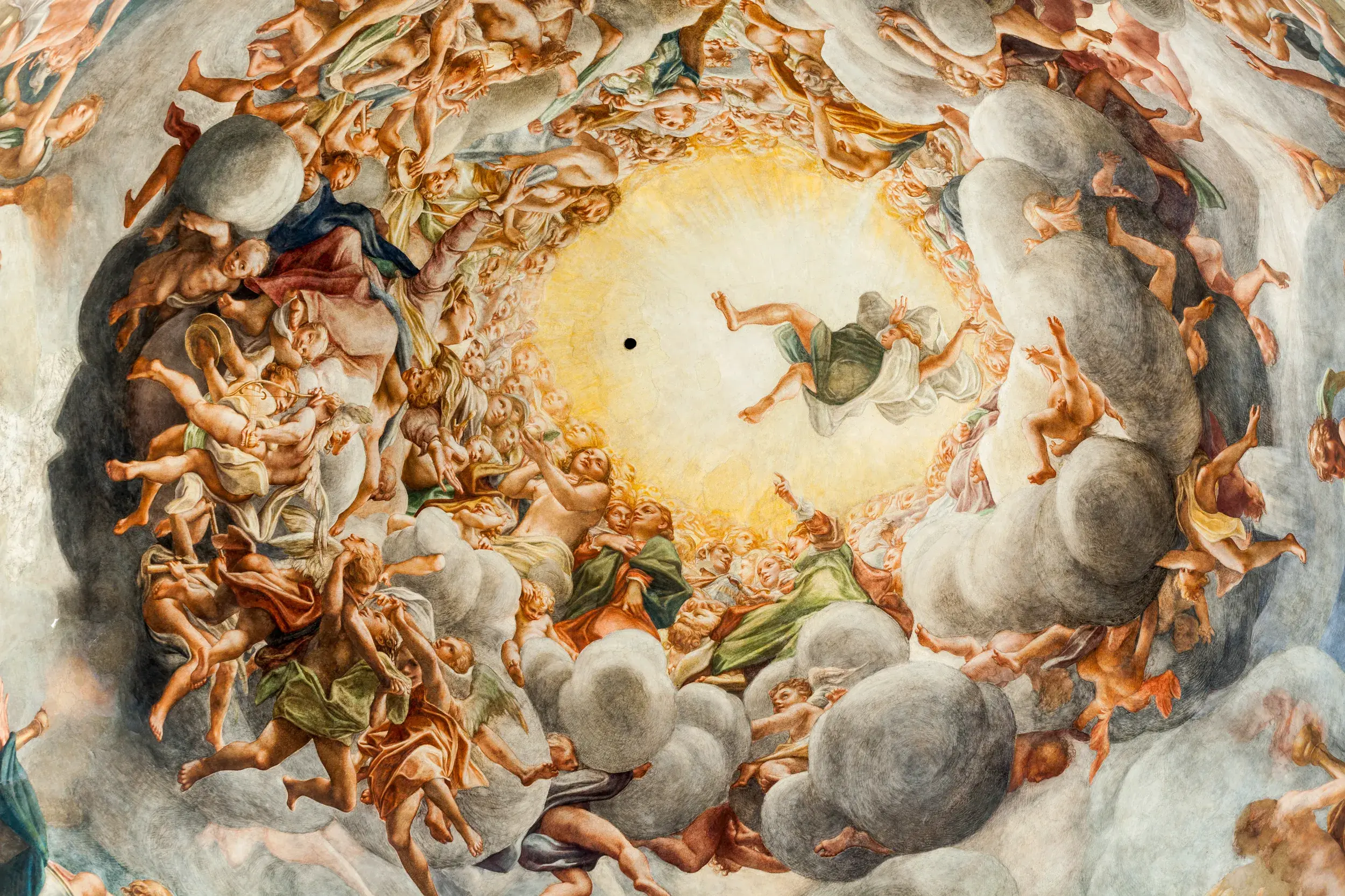 Die berühmte Illusionsmalerei von Künstler Correggio in der Kuppel des Doms von Parma zeigt die Himmelfahrt Mariens.