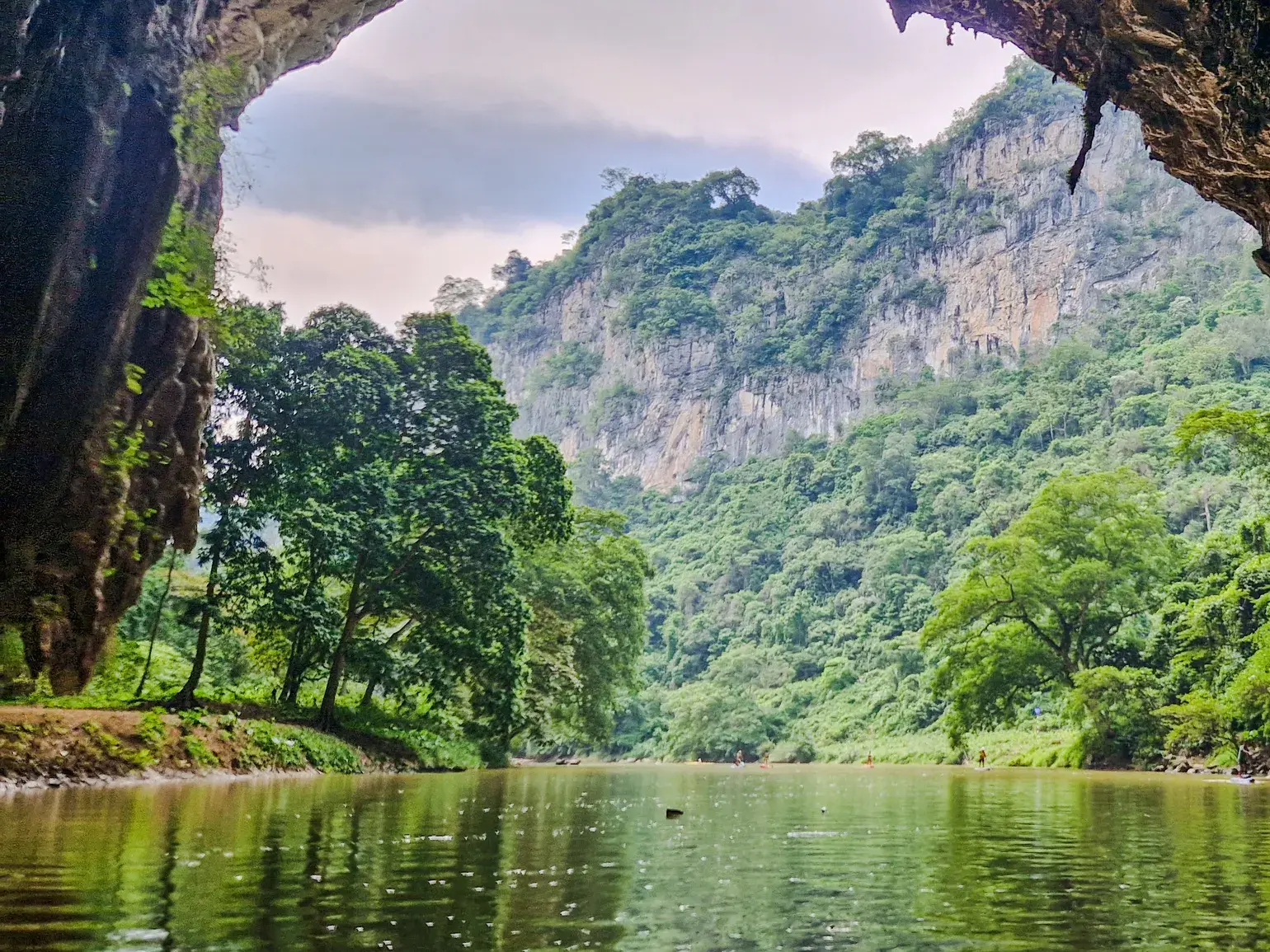 Die Puong-Höhle im Ba Be Nationalpark gibt den Blick frei auf einen Fluss und die sattgrünen, steilen Karstfelsen Vietnams.