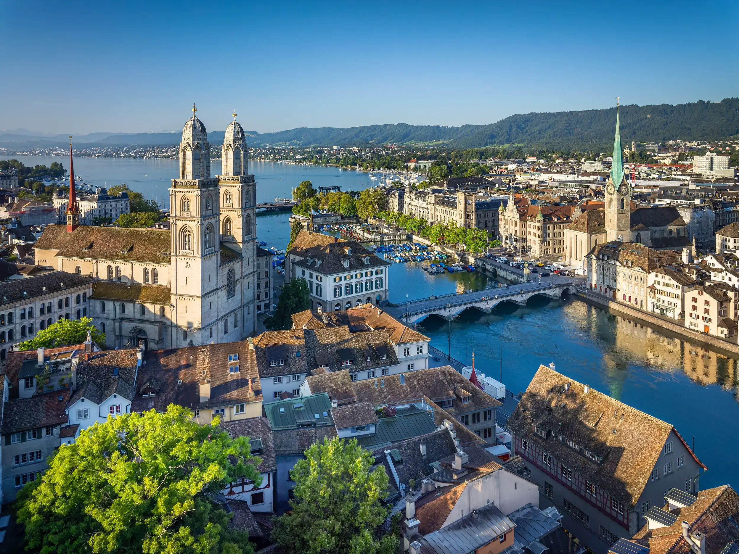Blick über die Altstadt von Zürich mit Grossmünster, Fraumünster und Limmat bis zum Zürichsee.