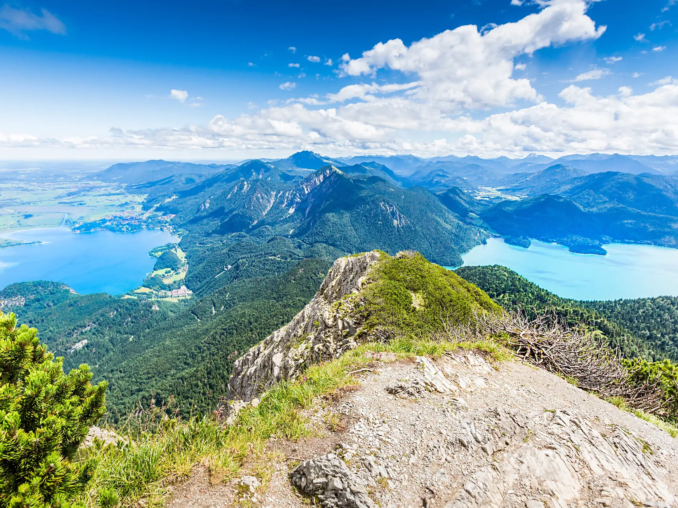 Atemberaubender Panoramablick vom Gipfel des Herzogstand auf den türkis schimmernden Walchensee und den Kochelsee.