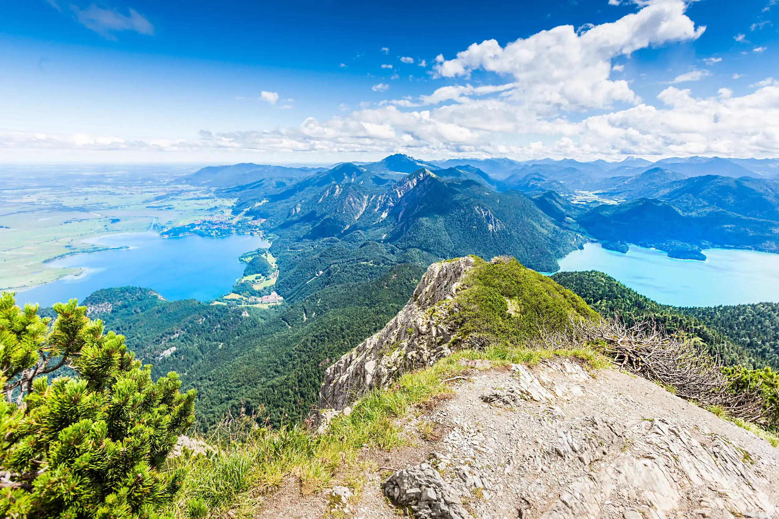 Atemberaubender Panoramablick vom Gipfel des Herzogstand auf den türkis schimmernden Walchensee und den Kochelsee.