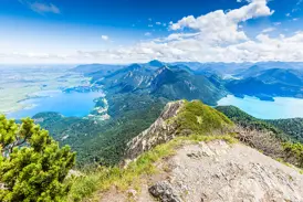 Atemberaubender Panoramablick vom Gipfel des Herzogstand auf den türkis schimmernden Walchensee und den Kochelsee.