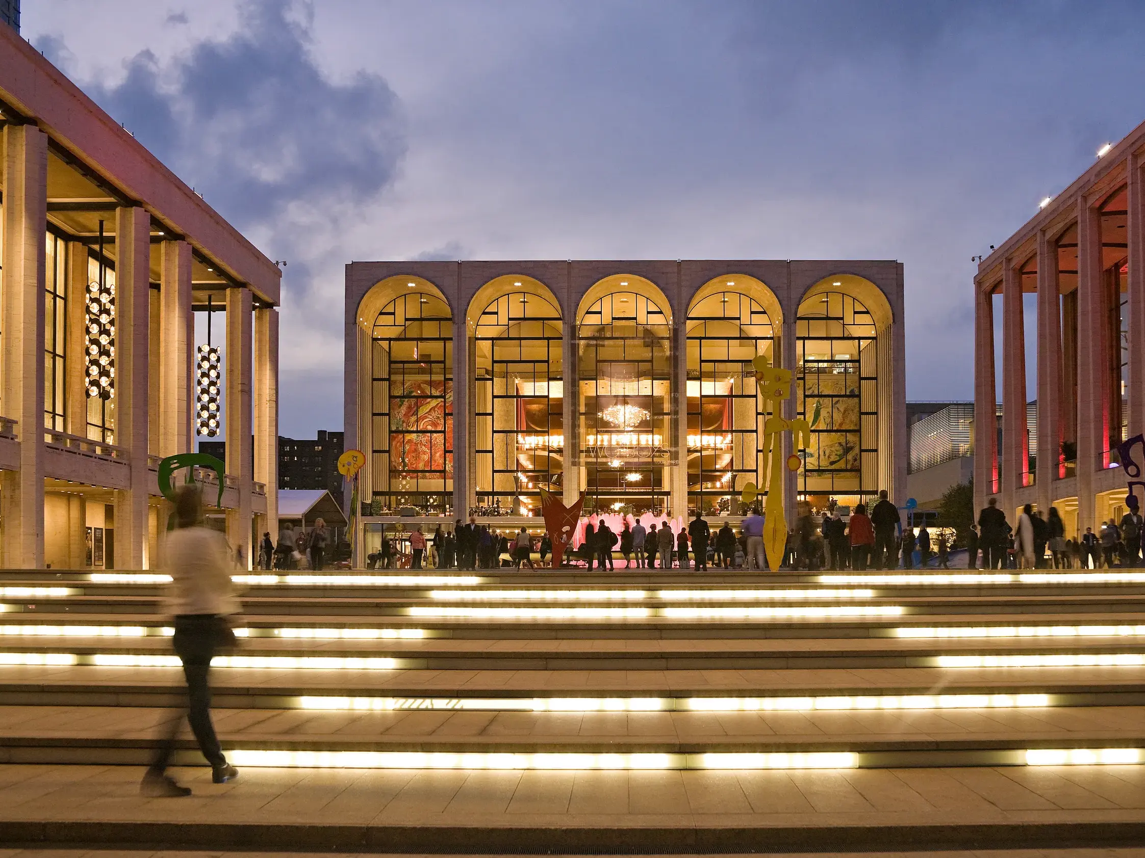 Beleuchtetes Metropolitan Opera House im Lincoln Center in New York bei Abenddämmerung