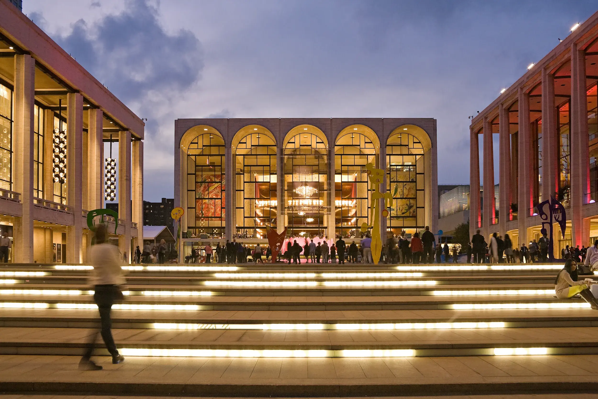 Beleuchtetes Metropolitan Opera House im Lincoln Center in New York bei Abenddämmerung