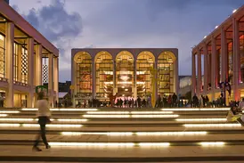 Beleuchtetes Metropolitan Opera House im Lincoln Center in New York bei Abenddämmerung