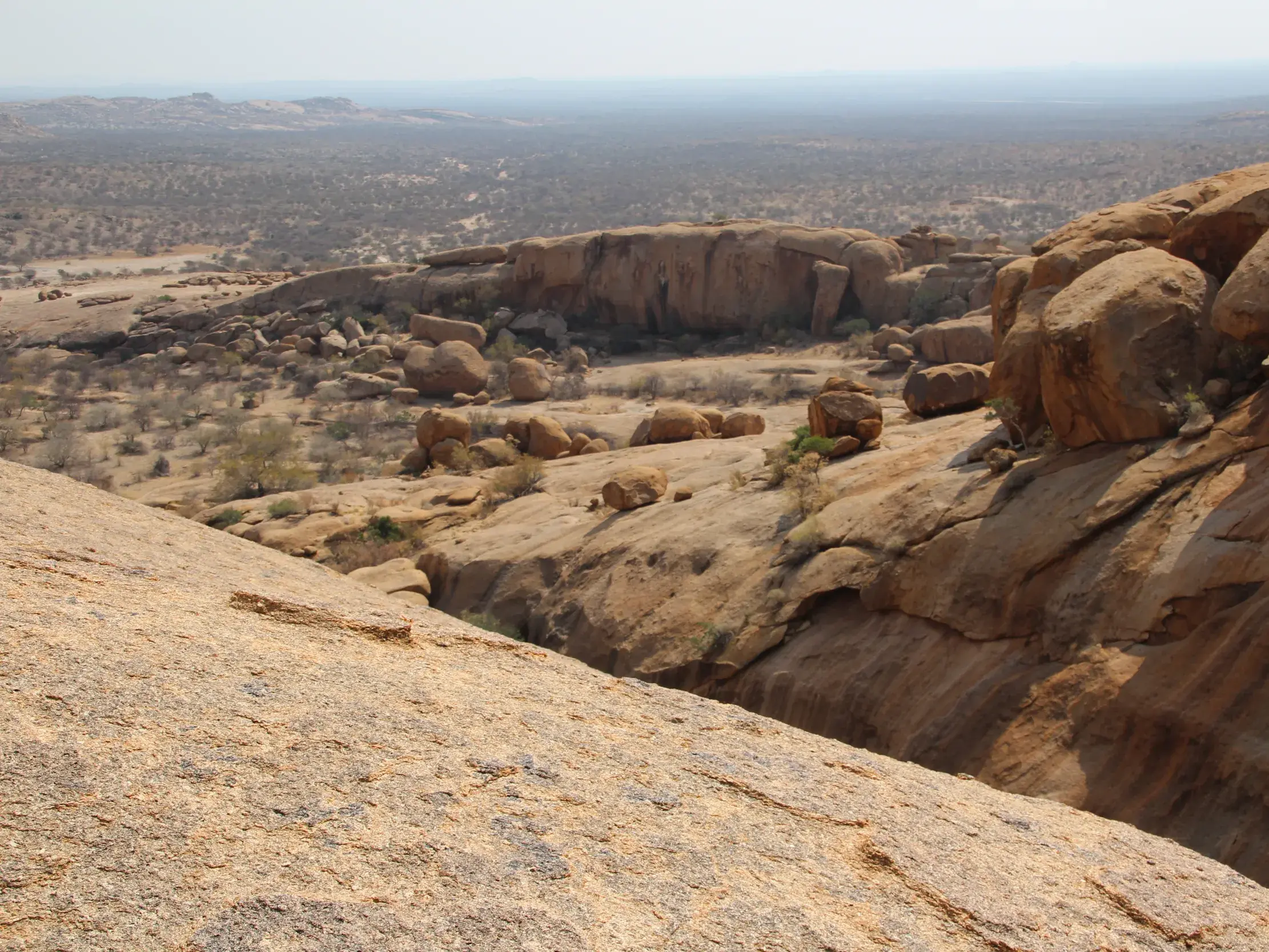 Wanderung durch die spektakuläre Granitfelsenlandschaft des Erongo-Gebirges mit Blick über die weite Savanne Namibias.
