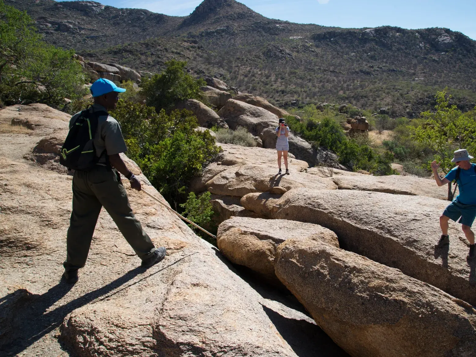 Geführte Wanderung mit Reiseleiter durch die spektakuläre Felsenlandschaft des Erongo-Gebirges in Namibia.