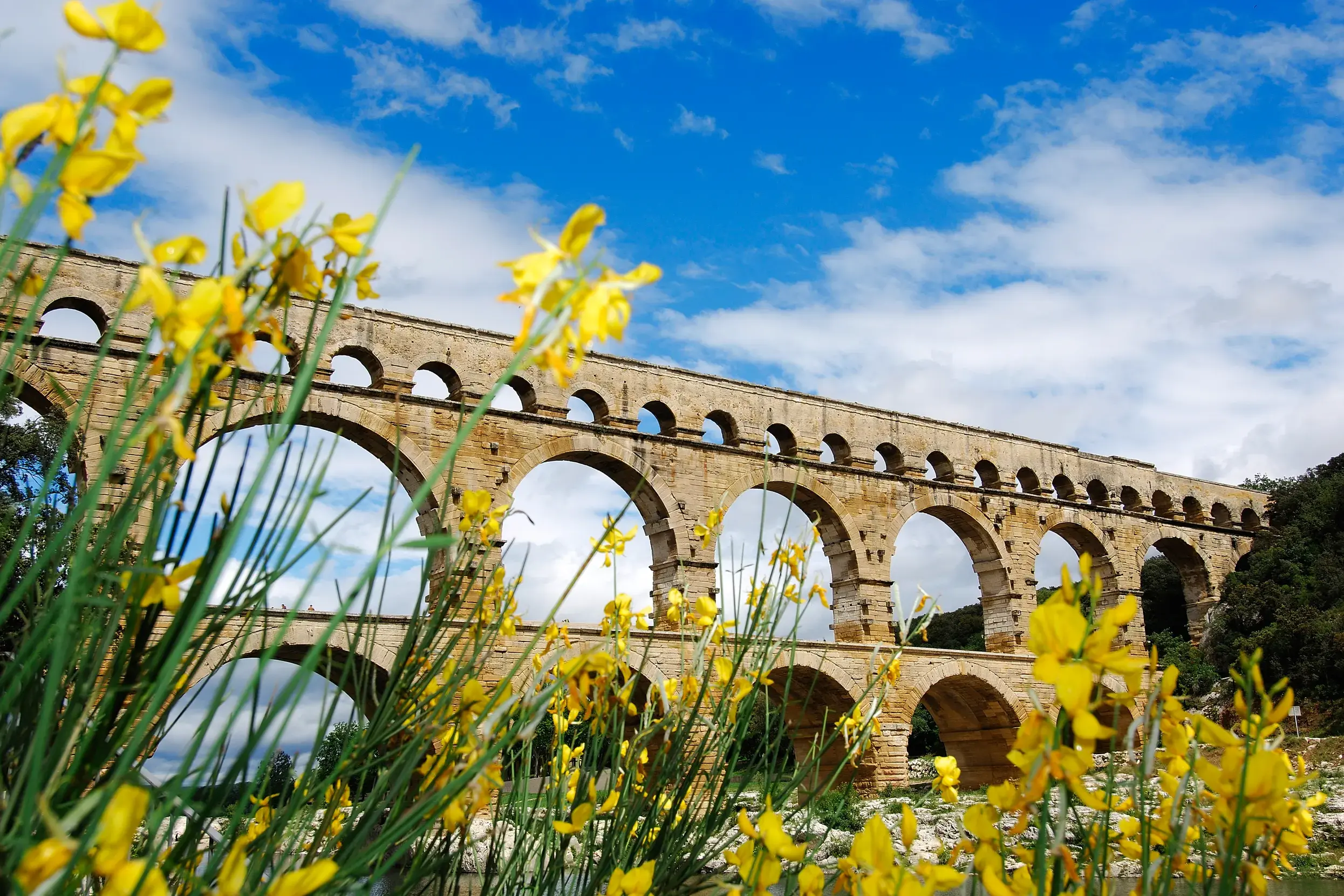 Der dreistöckige römische Aquädukt Pont du Gard in der Provence