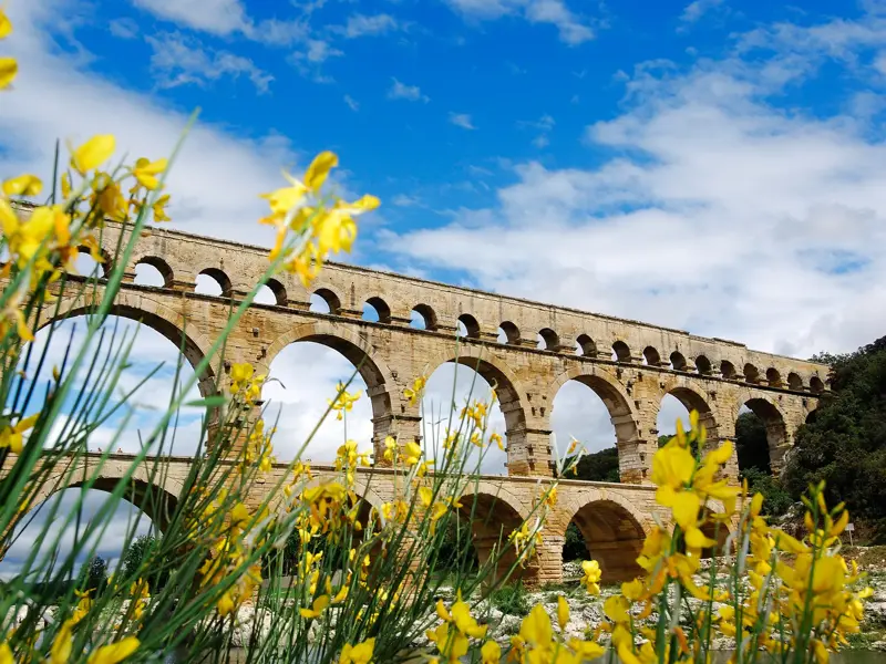 Der dreistöckige römische Aquädukt Pont du Gard in der Provence