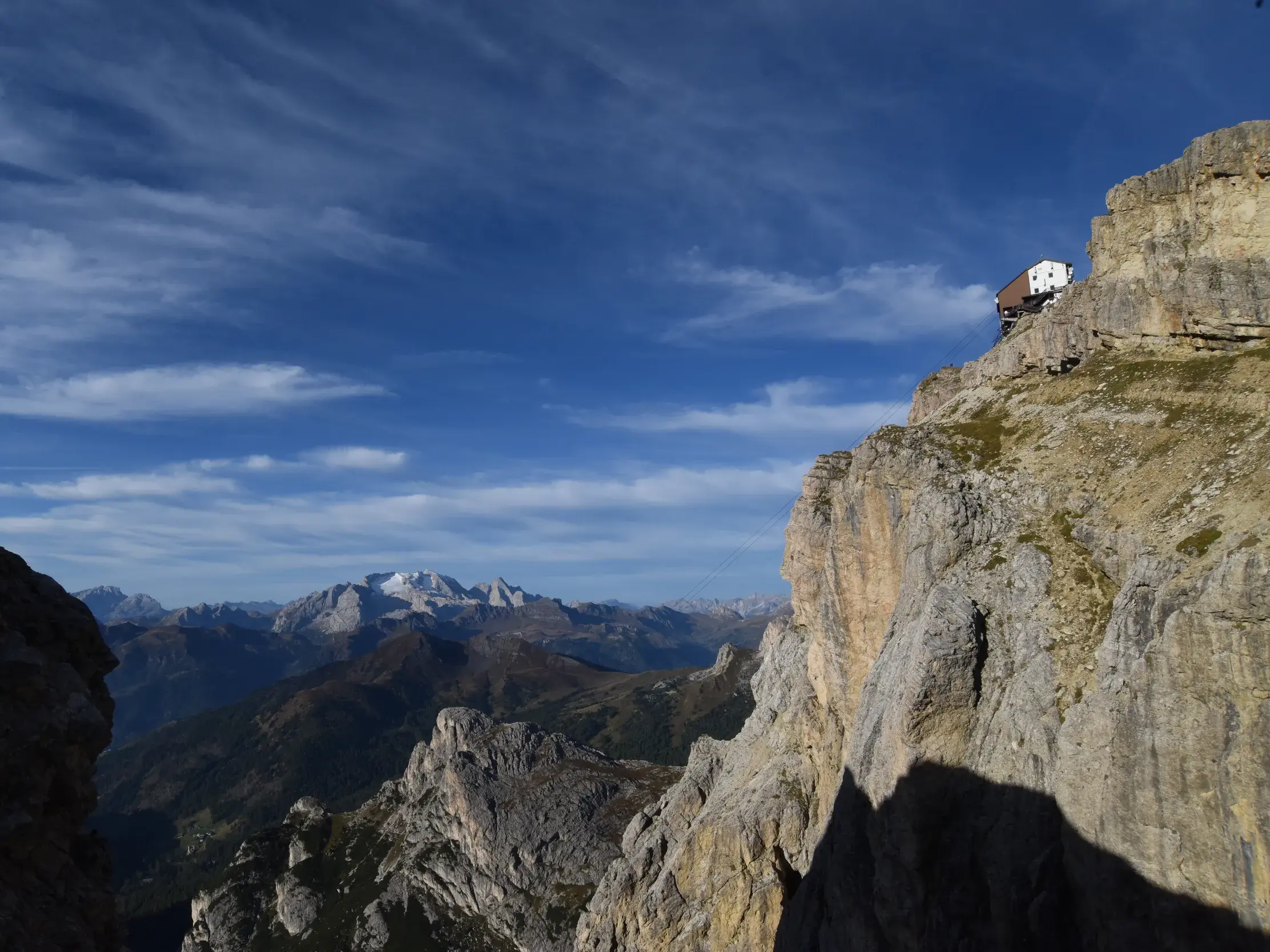 Das exponiert gelegene Rifugio Lagazuoi thront auf einem Felsgipfel mit Panoramablick über die Bergwelt der Dolomiten.