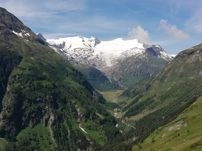 Panoramablick vom Venedigerblick auf den vergletscherten Großvenediger und das grüne Gschlößtal im Nationalpark Hohe Tauern.