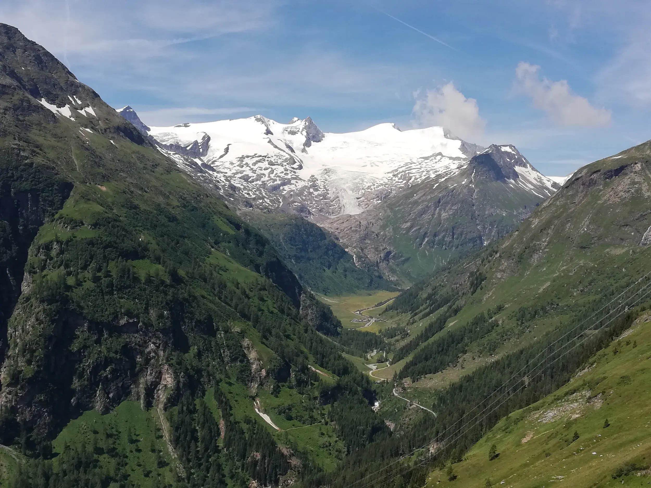 Panoramablick bei einer Wanderung im Nationalpark Hohe Tauern auf die vergletscherten Flanken des Großvenedigers in Österreich.