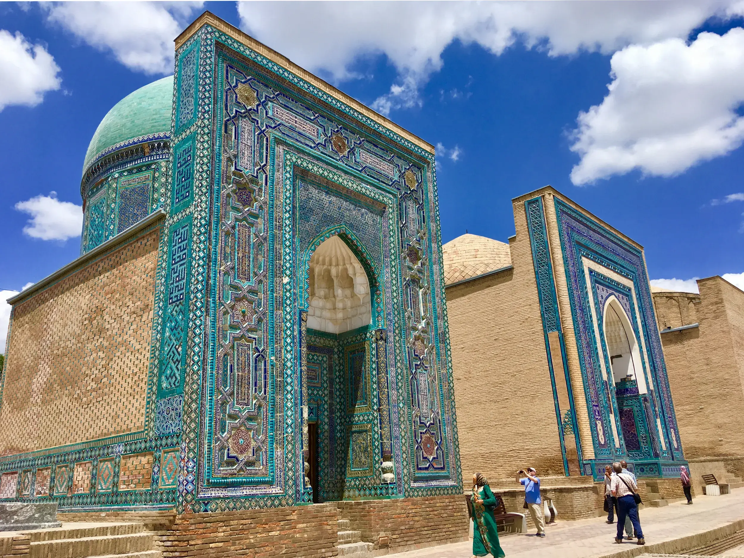 Hauser Reisegruppe besichtigt die beeindruckenden Mausoleen der Shohizinda Gräberstadt in Samarkand mit ihren türkisen Kuppeln.