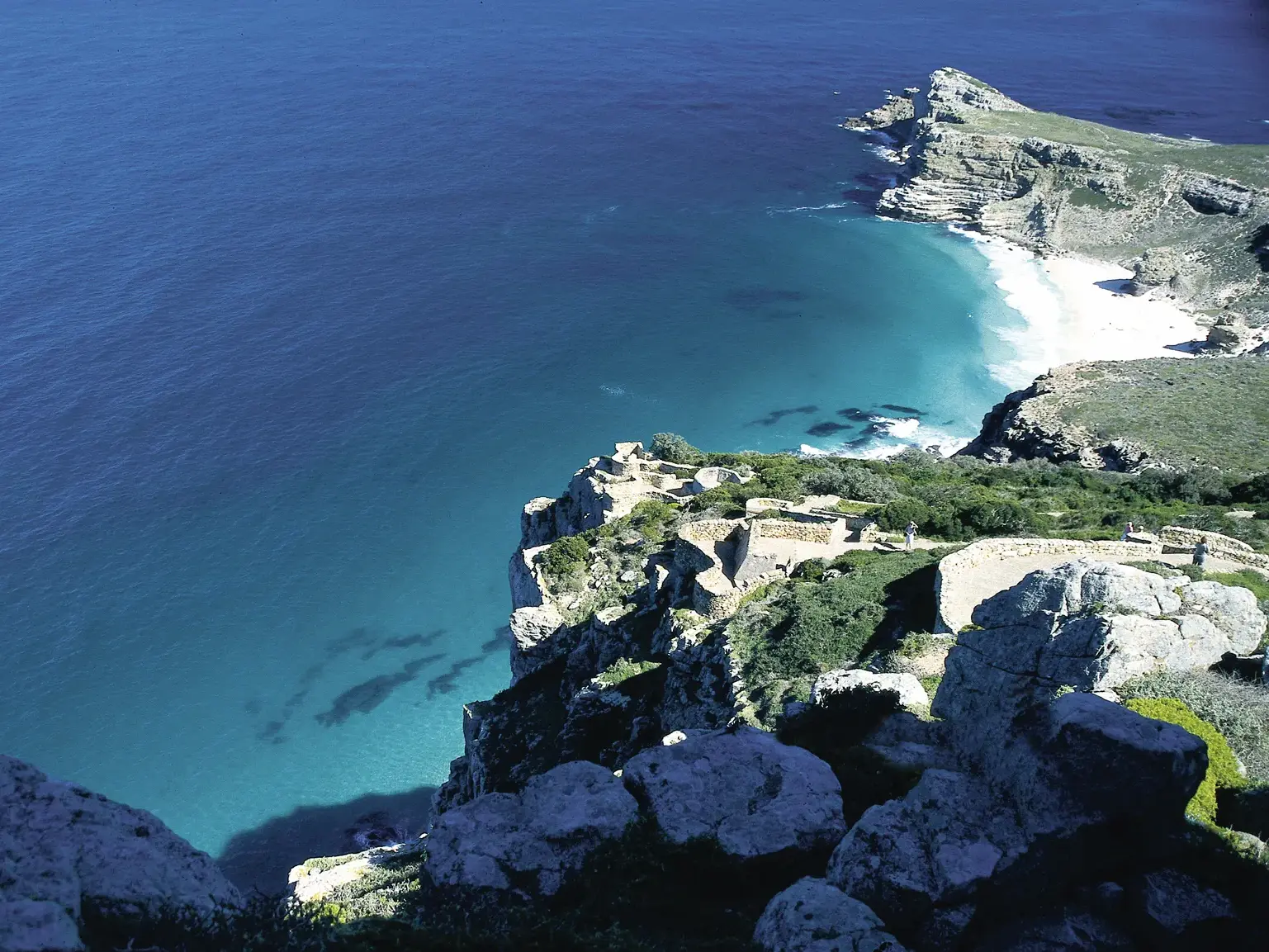 Wanderung am Kap der Guten Hoffnung: Spektakulärer Ausblick von den Klippen auf den weißen Diaz Strand und den Atlantik.