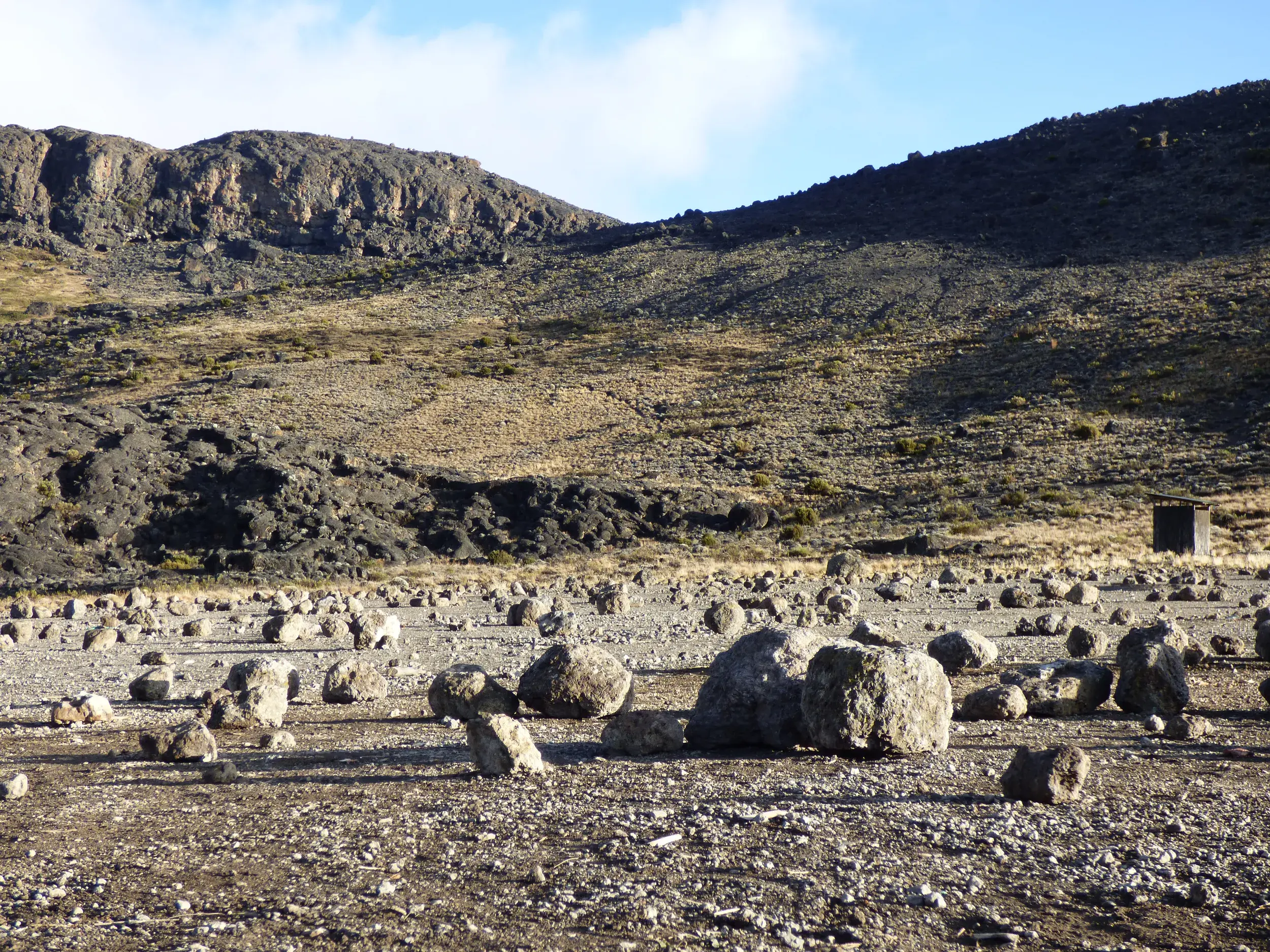 Karge Fels- und Gerölllandschaft auf dem einsamen Northern Circuit beim Trekking am Kilimanjaro in Tansania.