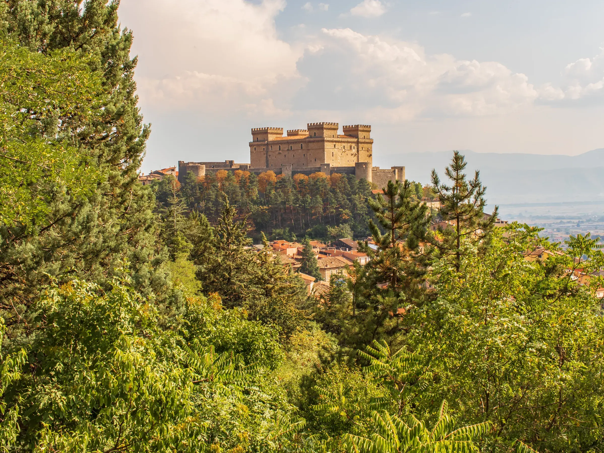 Belohnender Ausblick bei einer Wanderung in den Abruzzen: Das Castello Piccolomini thront über Celano.