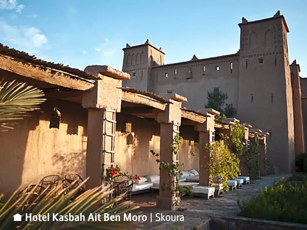 Sonnige Terrasse mit Liegen im Hotel Kasbah Ait Ben Moro, einer traditionellen Lehmburg in der Oase von Skoura.