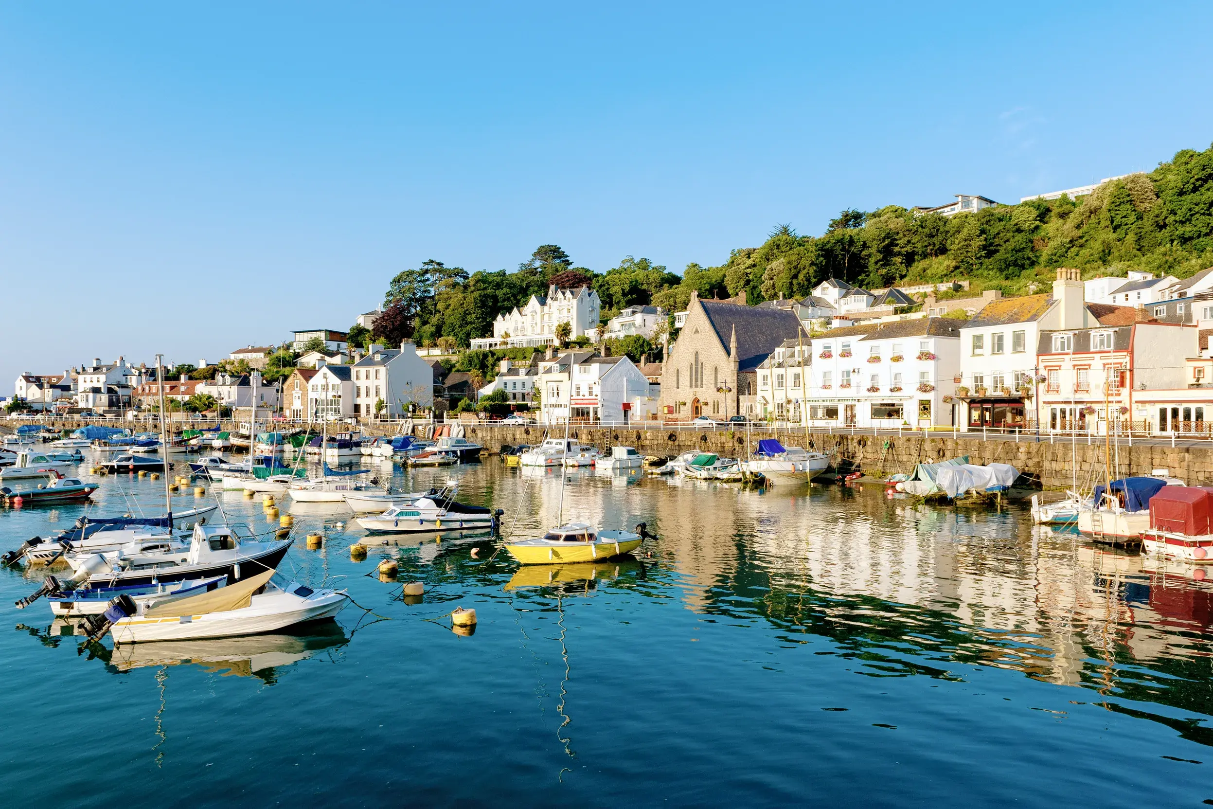 Zahlreiche Boote und Yachten ankern im malerischen Hafen von St Aubin vor der Kulisse der Stadt auf der Kanalinsel Jersey.