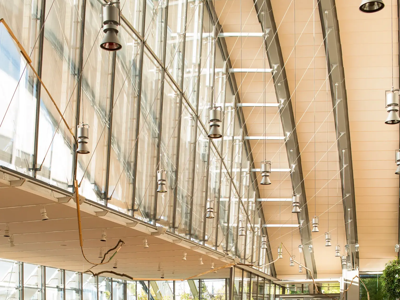 Moderne Architektur und Deckenkonstruktion im Paul-Klee-Museum von Renzo Piano in Bern