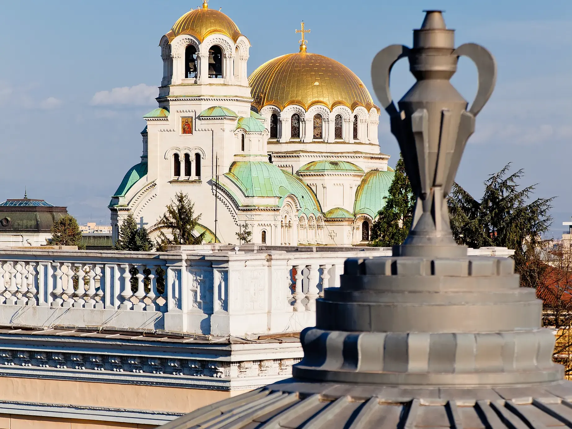 Die prachtvolle Alexander-Newski-Kathedrale in Sofia mit ihren goldenen Kuppeln und grünen Dächern bei strahlendem Sonnenschein.