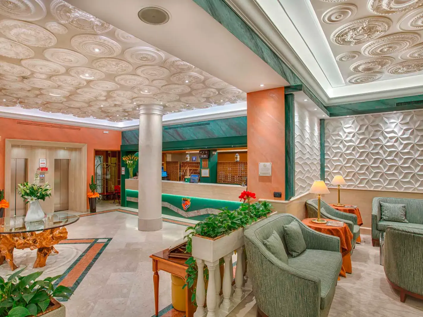 Elegante Lobby des Grand Hotel Adriatico in Florenz mit Rezeption, Marmorboden und kunstvoller Deckenverkleidung.