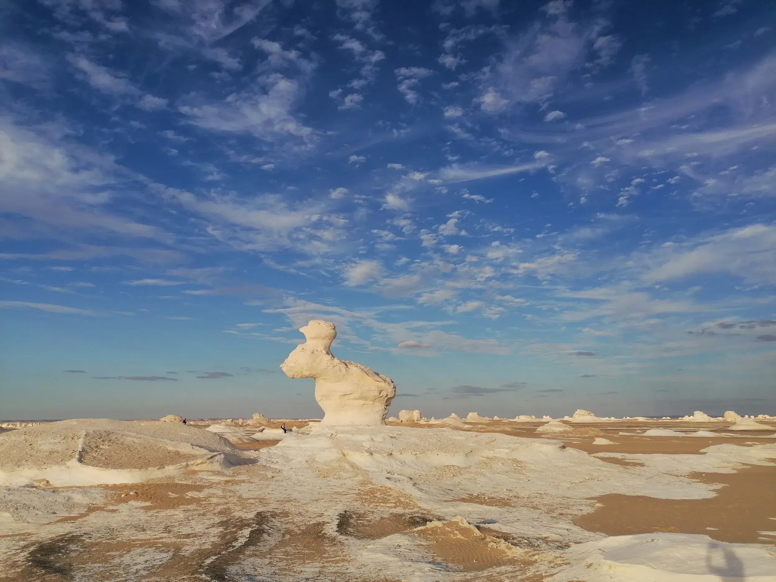 Eine bizarre, vom Wind geschliffene Muschelkalk-Formation ragt in der weiten Landschaft der Weißen Wüste in Ägypten empor.
