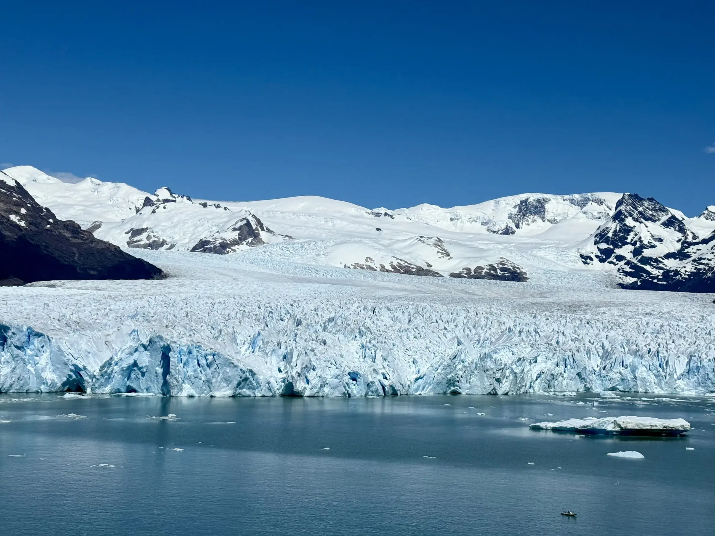 Der riesige Perito Moreno-Gletscher kalbt in den Lago Argentino im Nationalpark Los Glaciares, Patagonien.