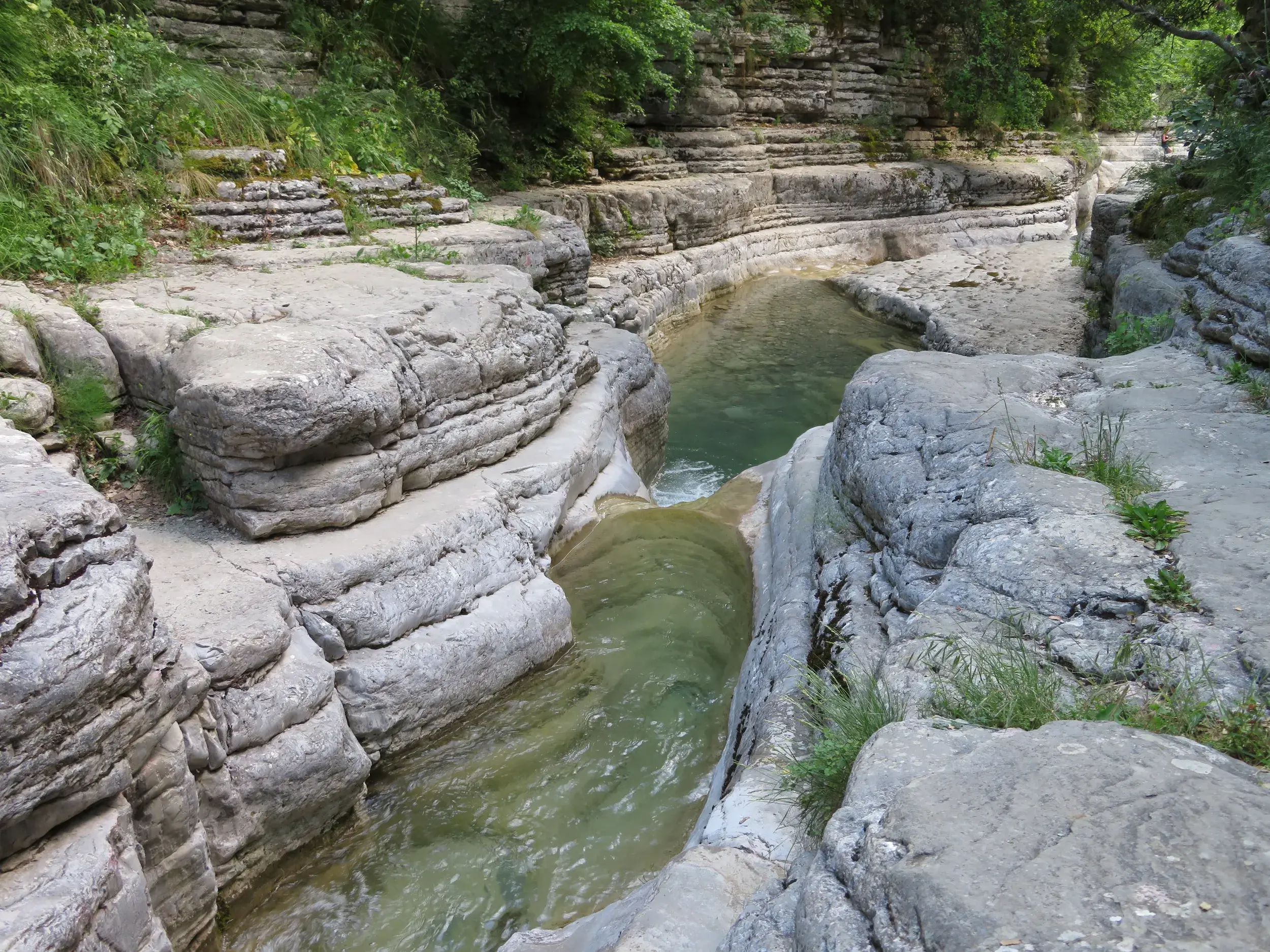 Die von Wasser geformten Rock Pools (Kolymbithres) bei Papingo laden auf einer Trekking-Tour durch die Zagori-Region zum Baden ein.