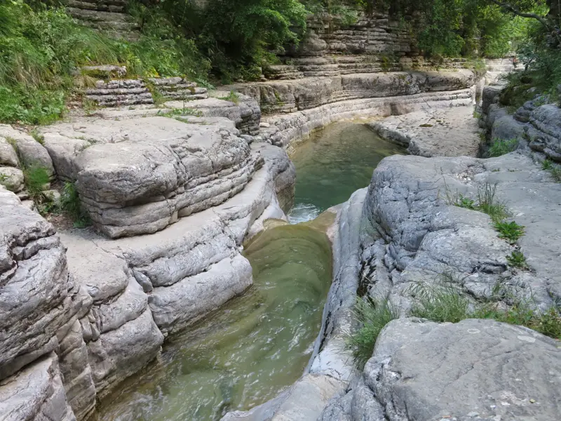 Die von Wasser geformten Rock Pools (Kolymbithres) bei Papingo laden auf einer Trekking-Tour durch die Zagori-Region zum Baden ein.