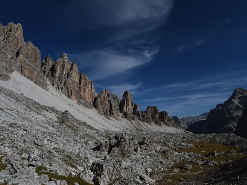 Schroffe Felsnadeln und Geröllhänge in den Dolomiten bei einer Trekking-Tour auf dem malerischen Höhenweg Alta Via 1.