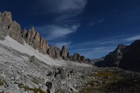 Schroffe Felsnadeln und Geröllhänge in den Dolomiten bei einer Trekking-Tour auf dem malerischen Höhenweg Alta Via 1.