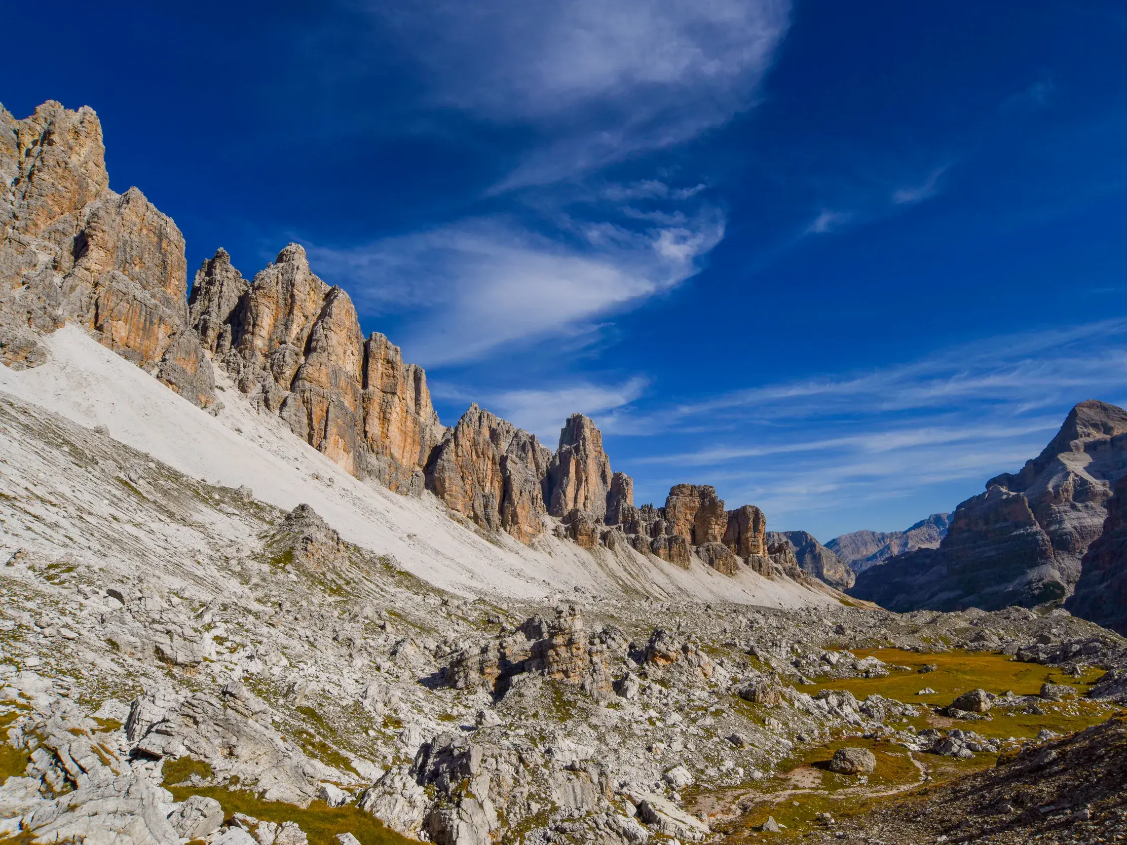 Schroffe Felsriesen und weite Geröllfelder auf dem Höhenweg Alta Via 1 im Naturpark Fanes-Sennes-Prags in den Dolomiten.