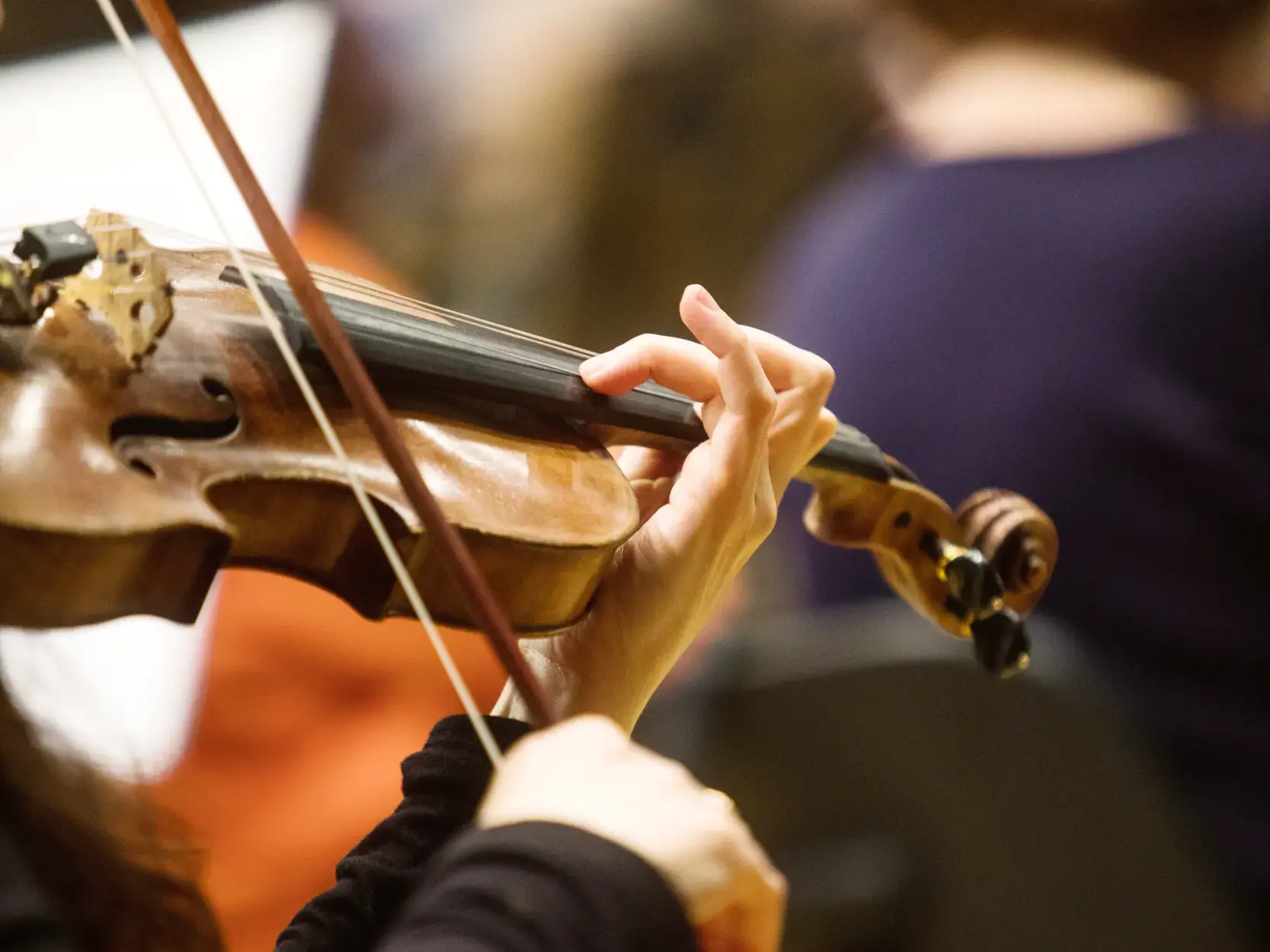 Detailaufnahme einer Geigerin beim Musizieren im Staatstheater Meiningen