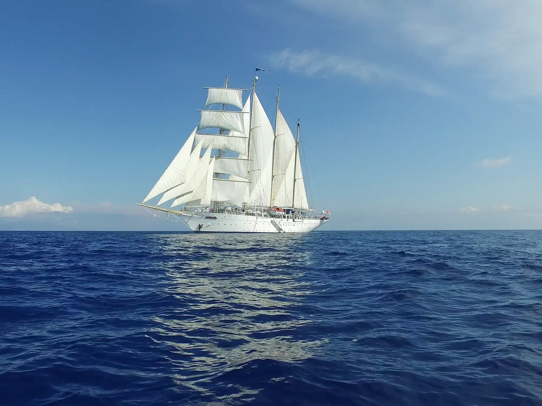 Majestätischer Großsegler Star Flyer kreuzt unter vollen Segeln auf dem tiefblauen Meer der Kleinen Antillen in der Karibik.