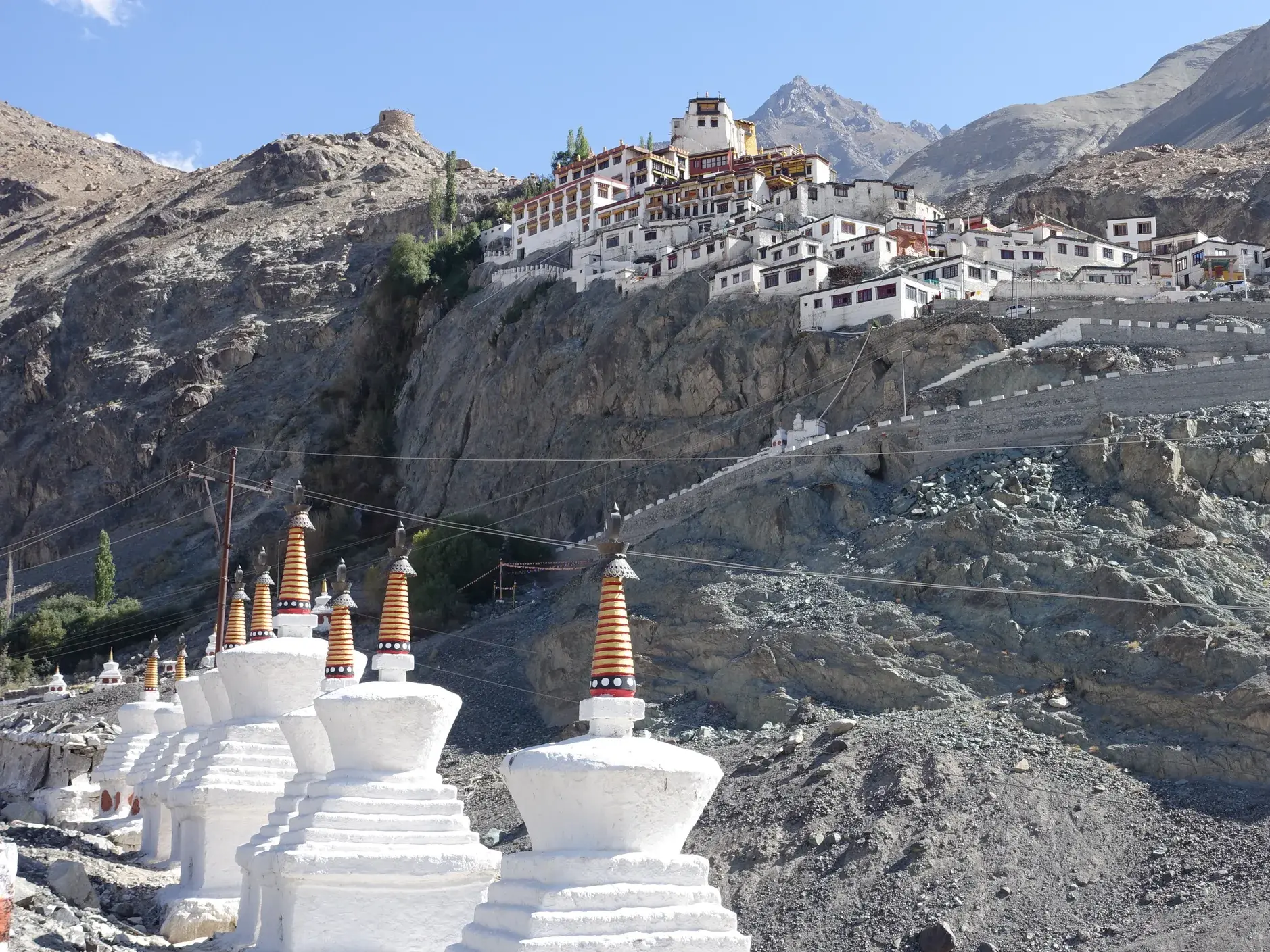 Das buddhistische Diskit-Kloster in Ladakh thront über einer Reihe weißer Stupas in der kargen Berglandschaft des Himalaya.