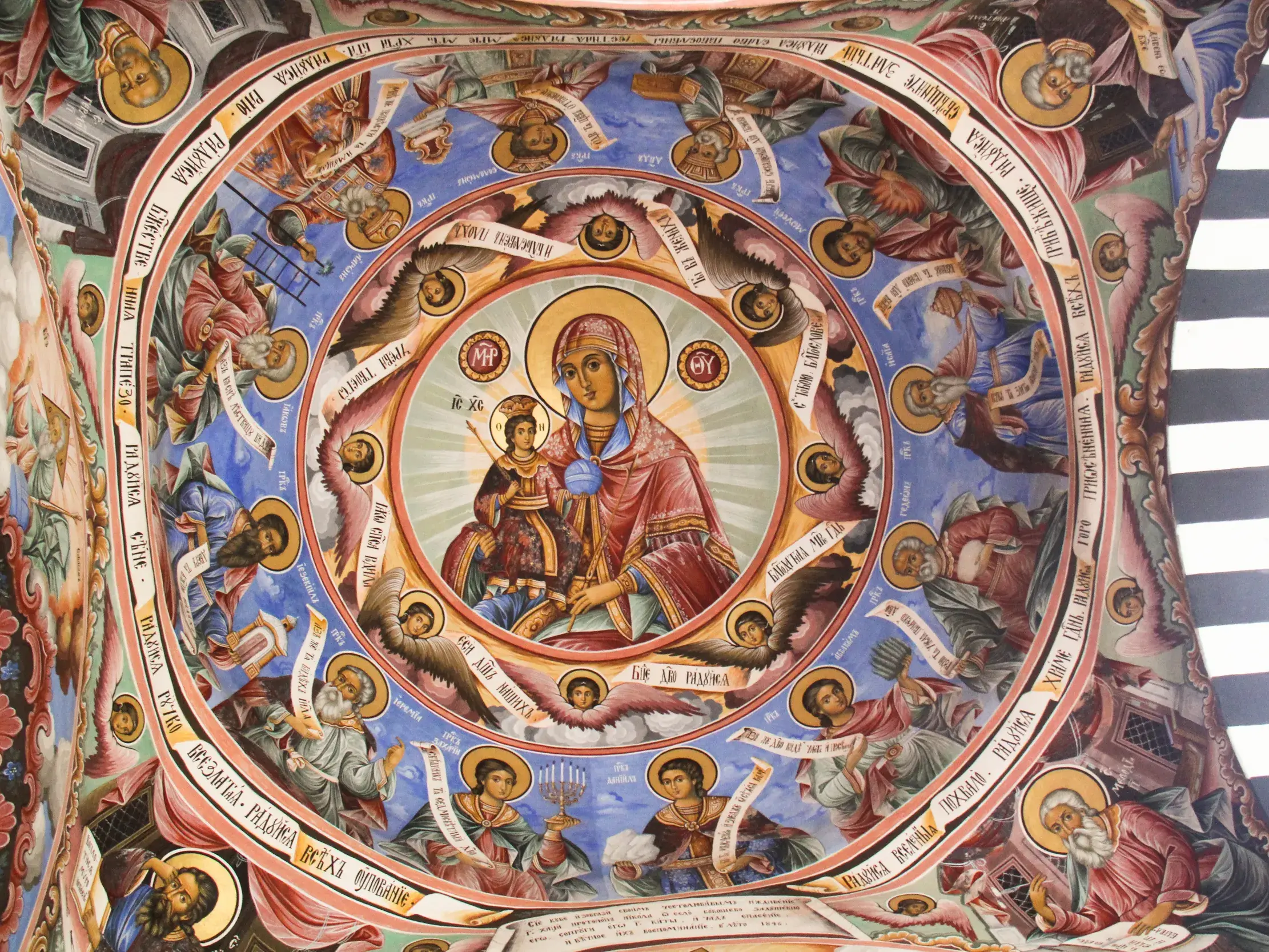 Farbenprächtiges, rundes Deckenfresko im Rila-Kloster in Bulgarien mit der Gottesmutter und Jesus Christus im Zentrum.
