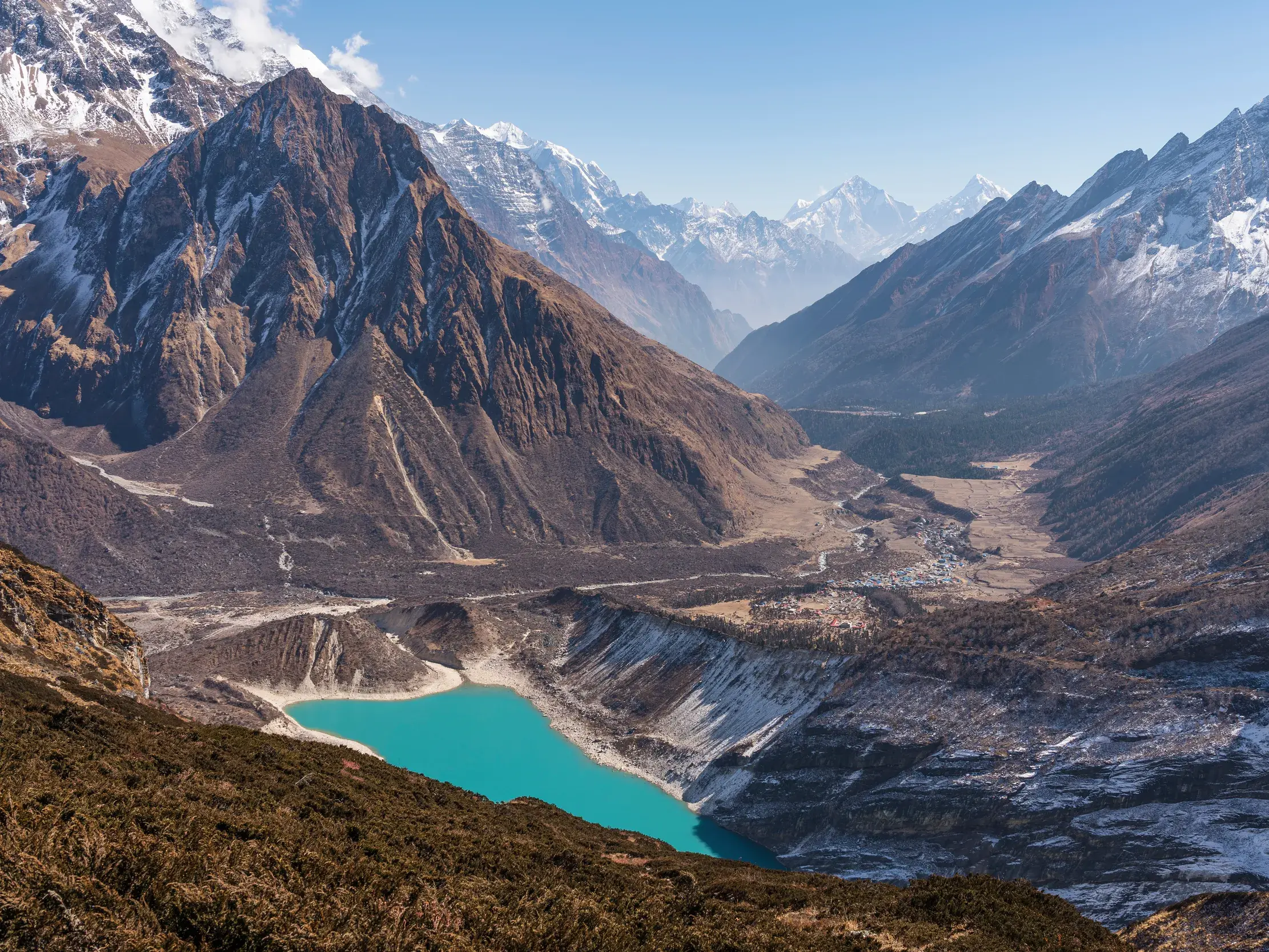 Panoramablick auf den türkisfarbenen Birendra-See in Nepal, umgeben von der imposanten Bergkette des Manaslu-Massivs im Himalaya.