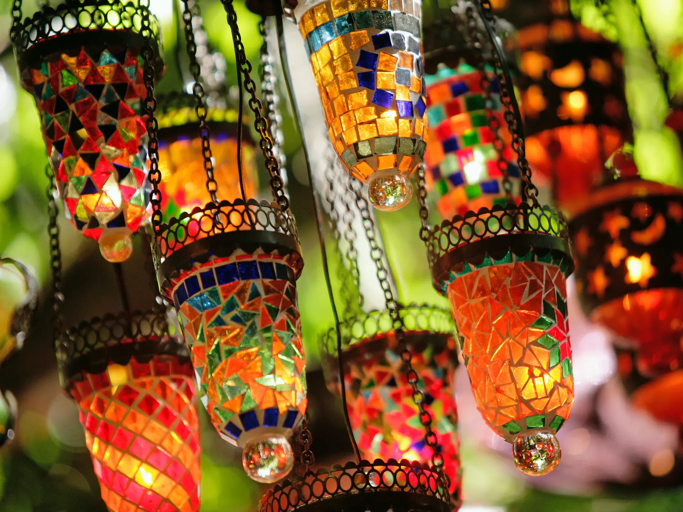 Farbenfrohe türkische Mosaiklampen leuchten auf einem Basar in Istanbul und spiegeln die Handwerkskunst des Orients wider.