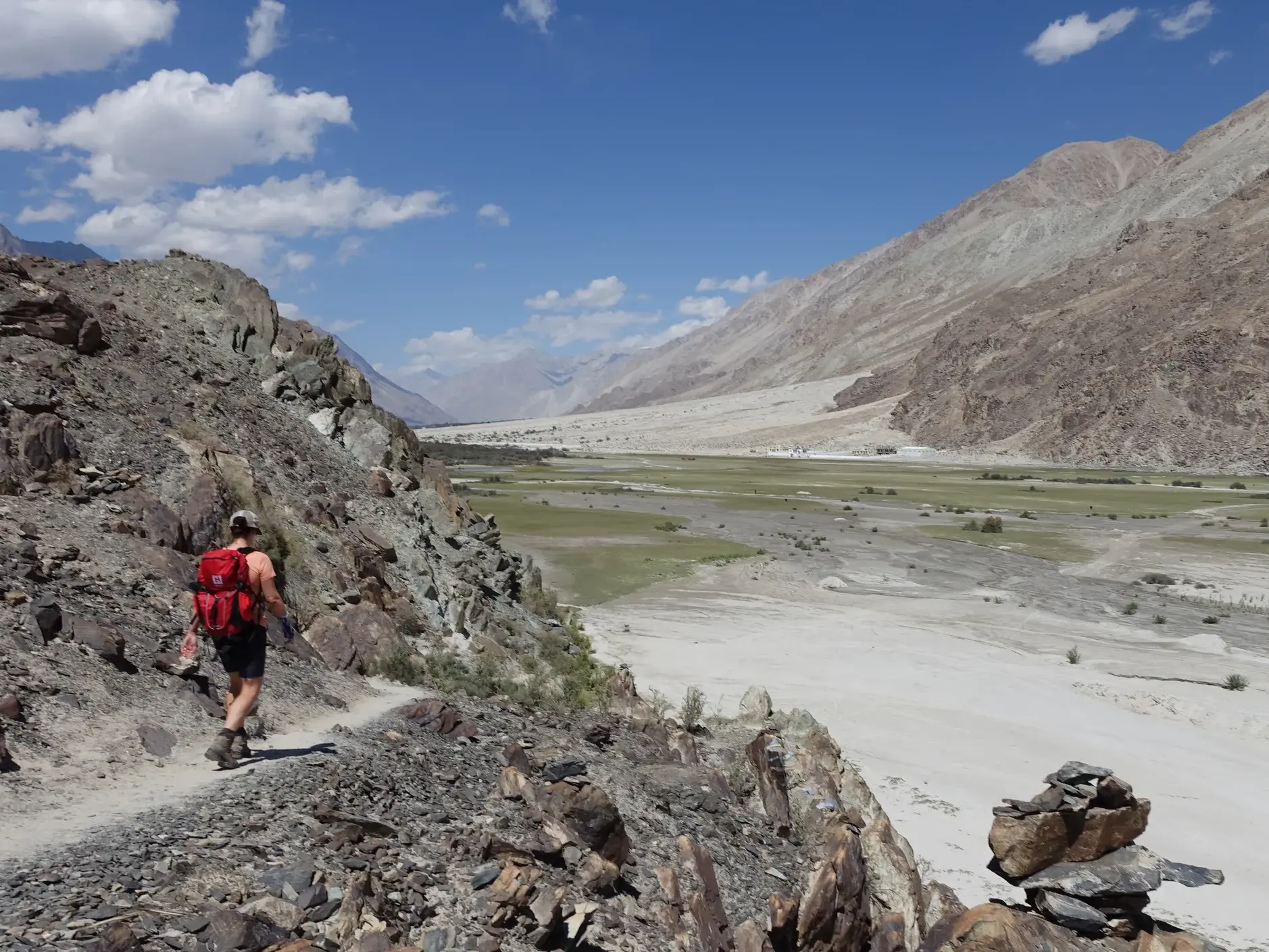 Trekkingpfad am Yarab Tso mit Blick auf das weite Nuba-Tal in Ladakh.