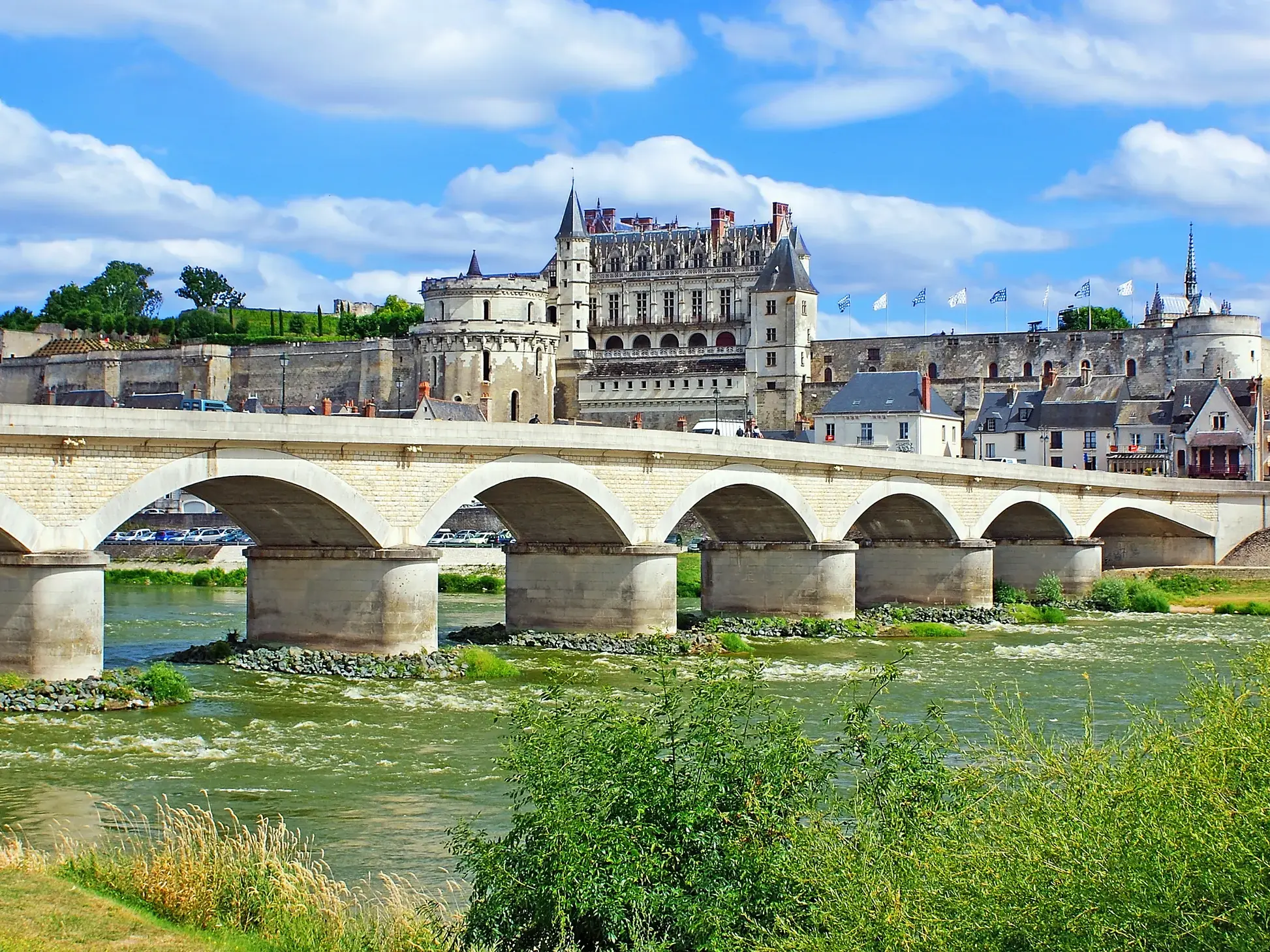 Das majestätische Schloss Amboise thront über der Steinbogenbrücke, die den Fluss Loire überspannt.