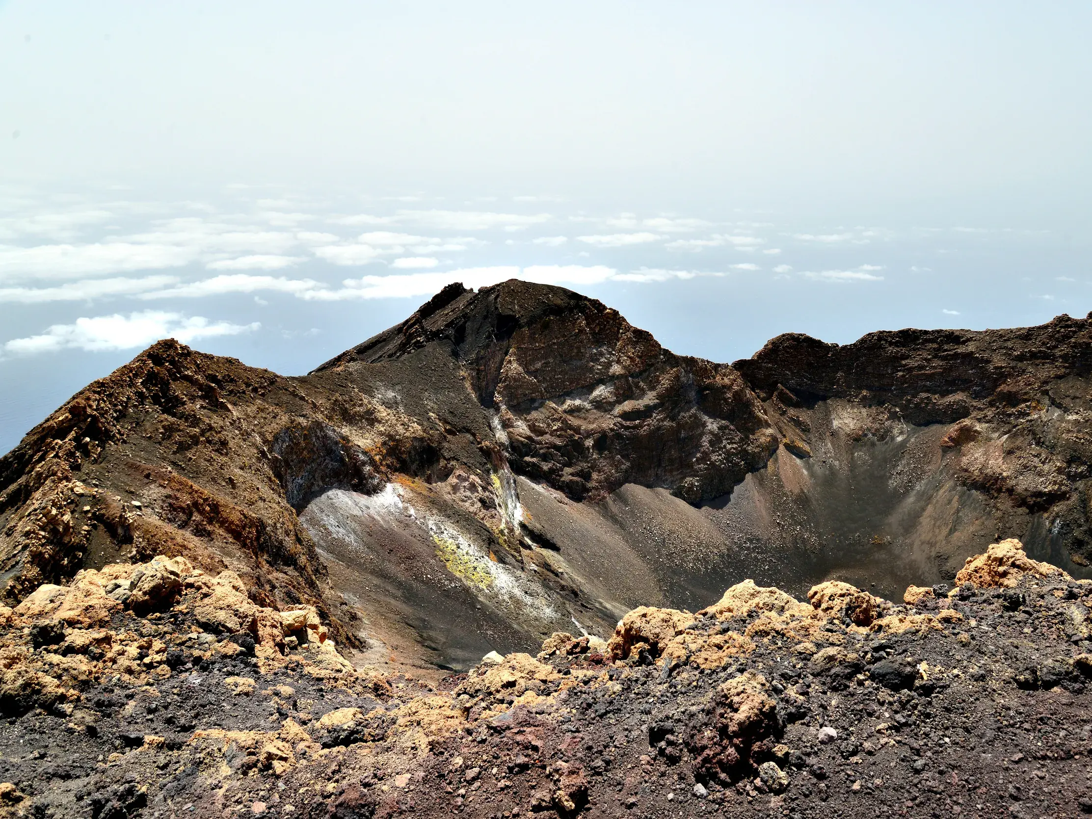 Eindrucksvoller Blick vom Kraterrand in die weite, dunkle Vulkanlandschaft des Pico do Fogo auf der Insel Fogo, Kapverden.