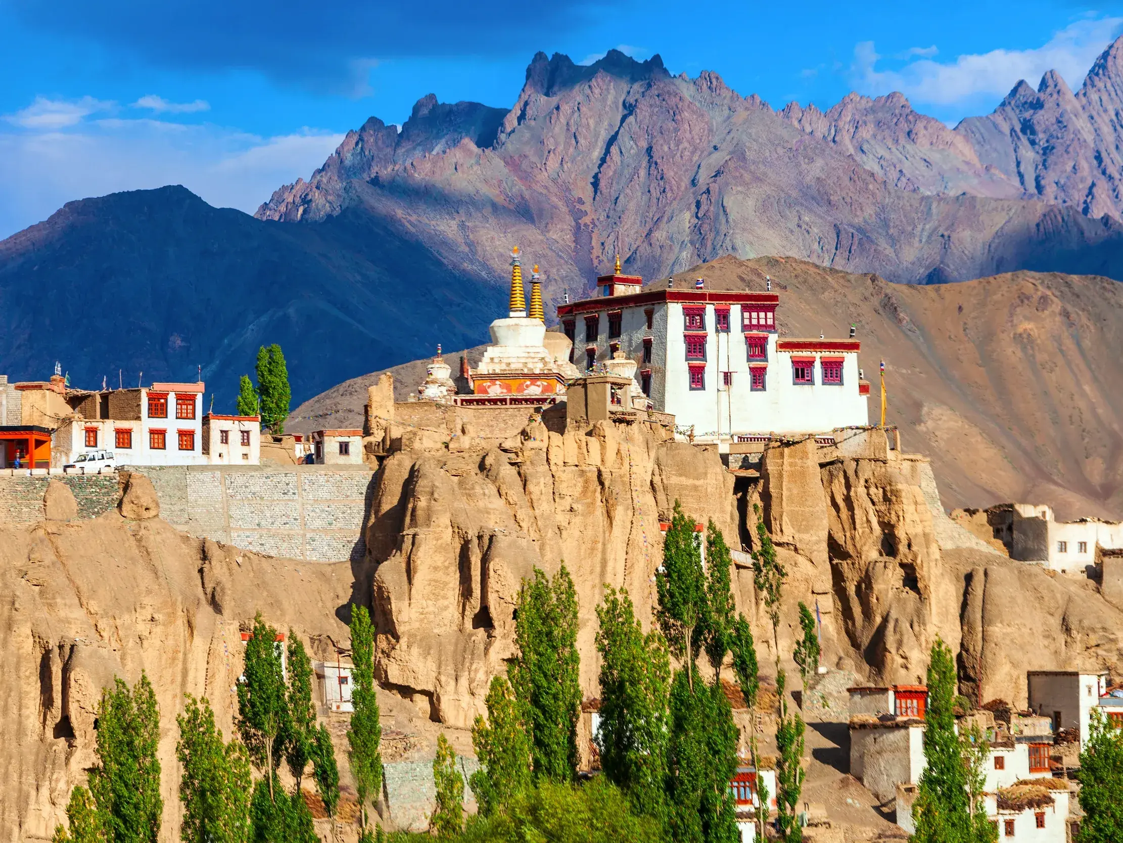 Das surreal wirkende Kloster Lamayuru in Ladakh, erbaut auf einer Felsklippe vor der atemberaubenden Himalaya-Kulisse.