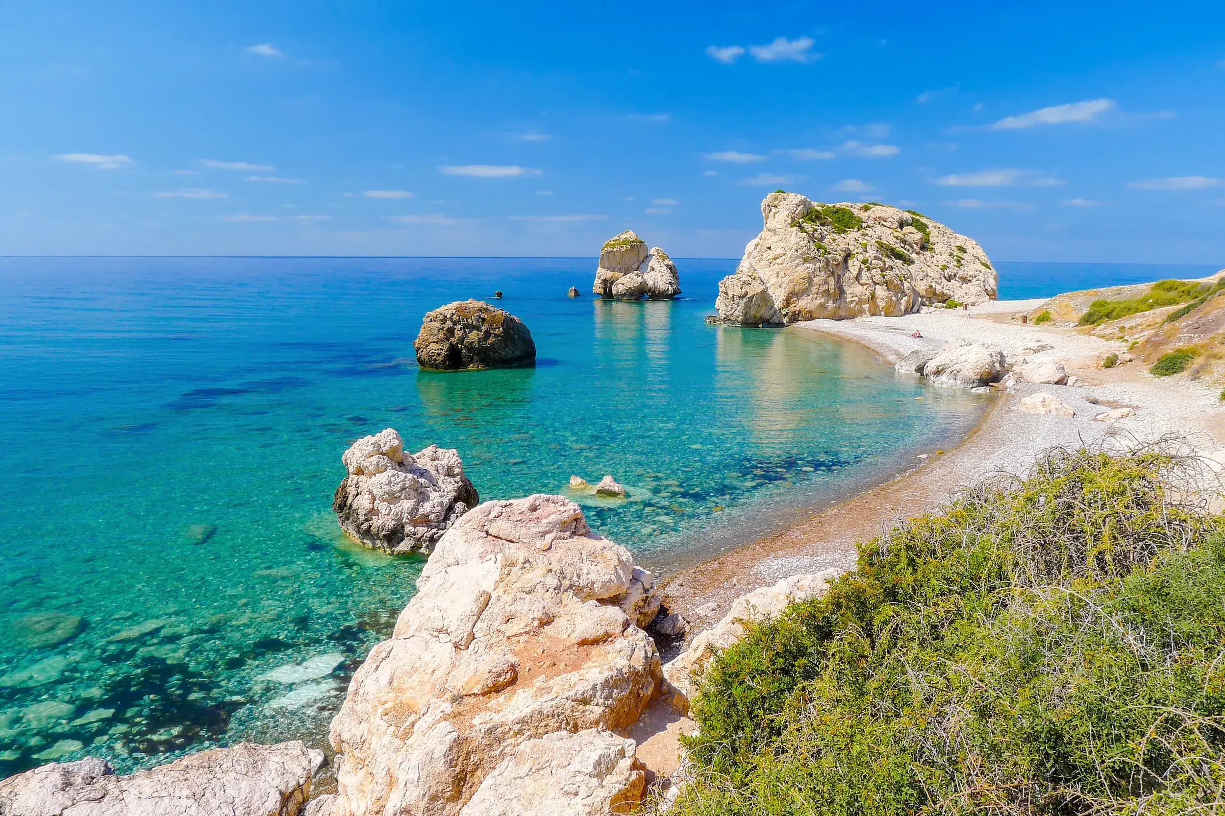 Blick auf den legendären Felsen der Aphrodite und das türkisfarbene Meer an der Küste von Zypern.