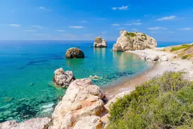 Blick auf den legendären Felsen der Aphrodite und das türkisfarbene Meer an der Küste von Zypern.