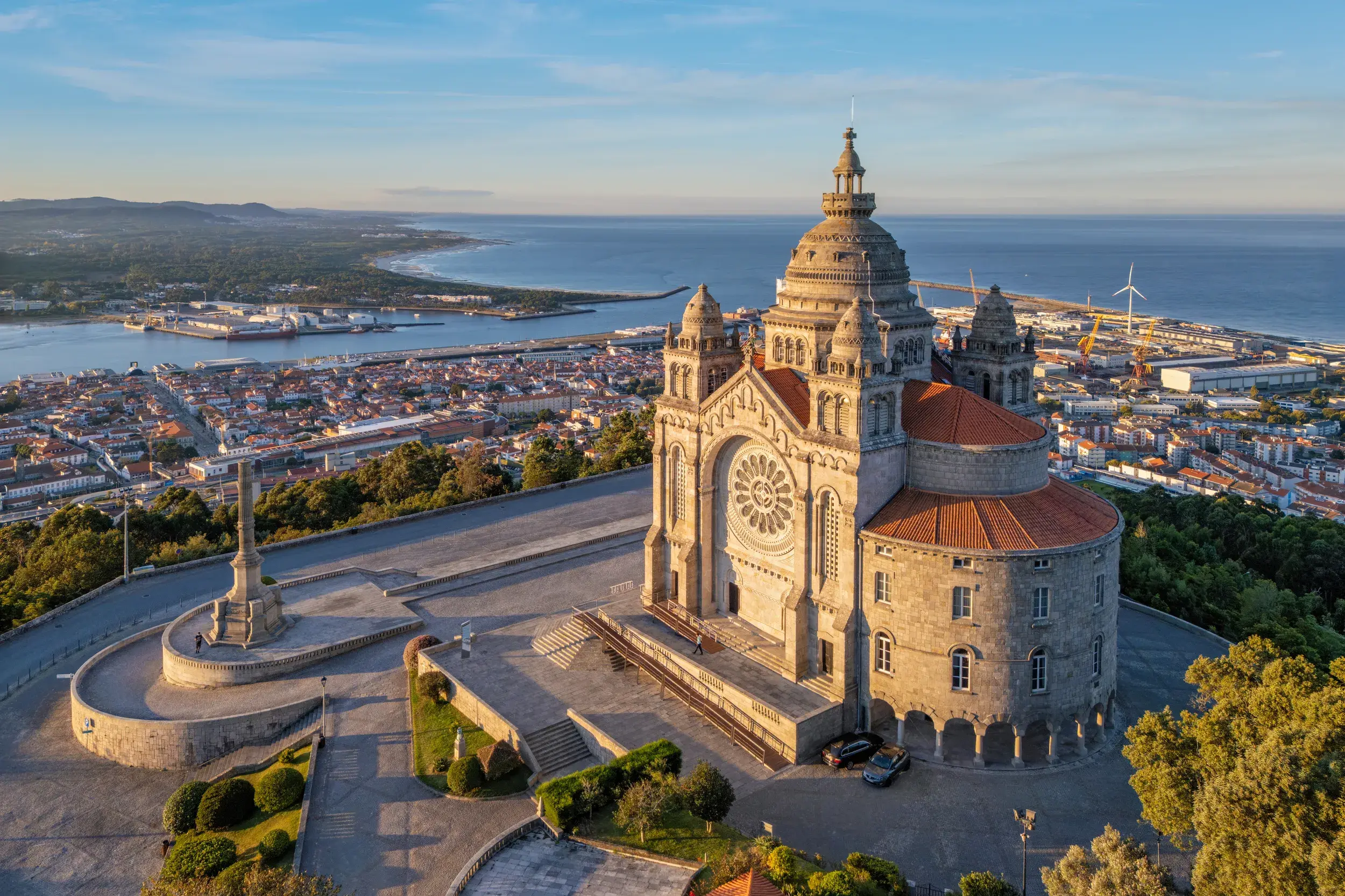 Die Basilika Santa Luzia thront auf einem Hügel über der Stadt Viana do Castelo und der sonnigen Atlantikküste Portugals.