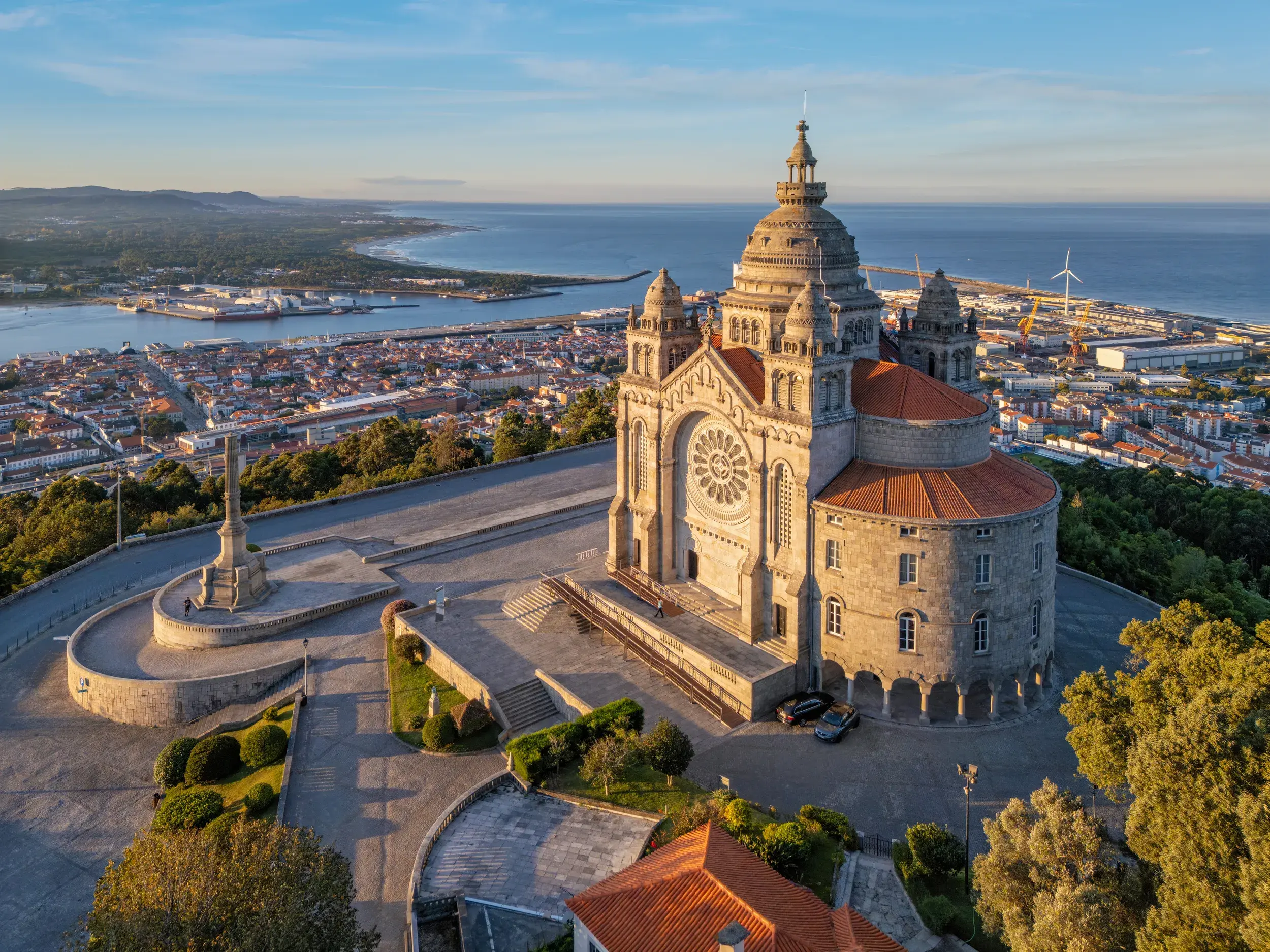 Die Basilika Santa Luzia thront auf einem Hügel über der Stadt Viana do Castelo und der sonnigen Atlantikküste Portugals.